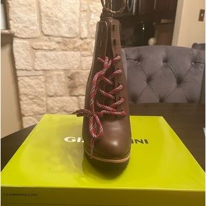 Gianni Bini brown bootie with two different shoe laces brown and red
